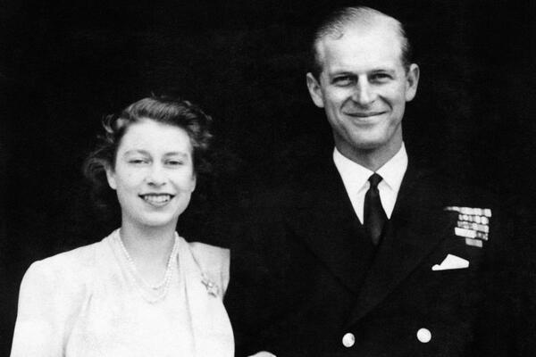 75 godina ga je nosila svuda sa sobom: Kraljica Elizabeta II je u torbi čuvala dirljiv poklon princa Filipa