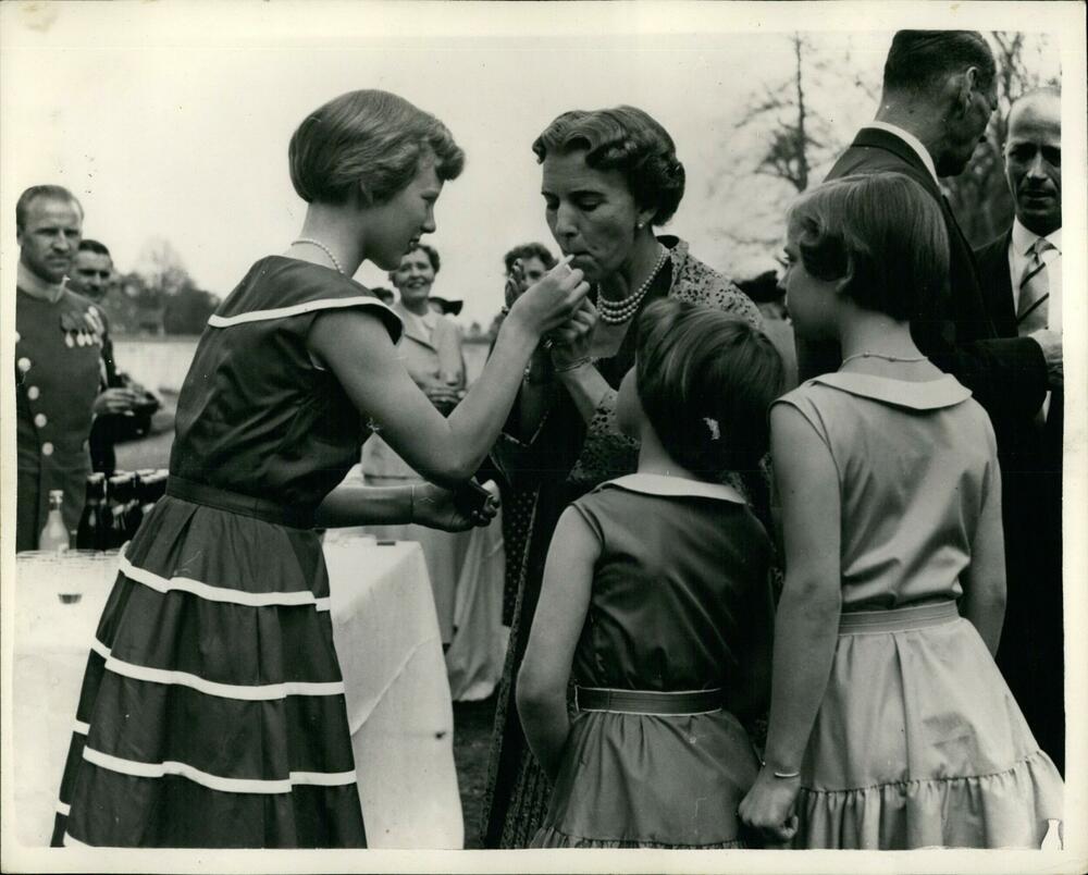 Princeza Margareta pripaljuje cigaretu svojoj majci 