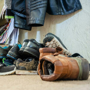 RAZBACANA OBUĆA: Sredite hodnik i organizujte cipele na ovaj jednostavan način!