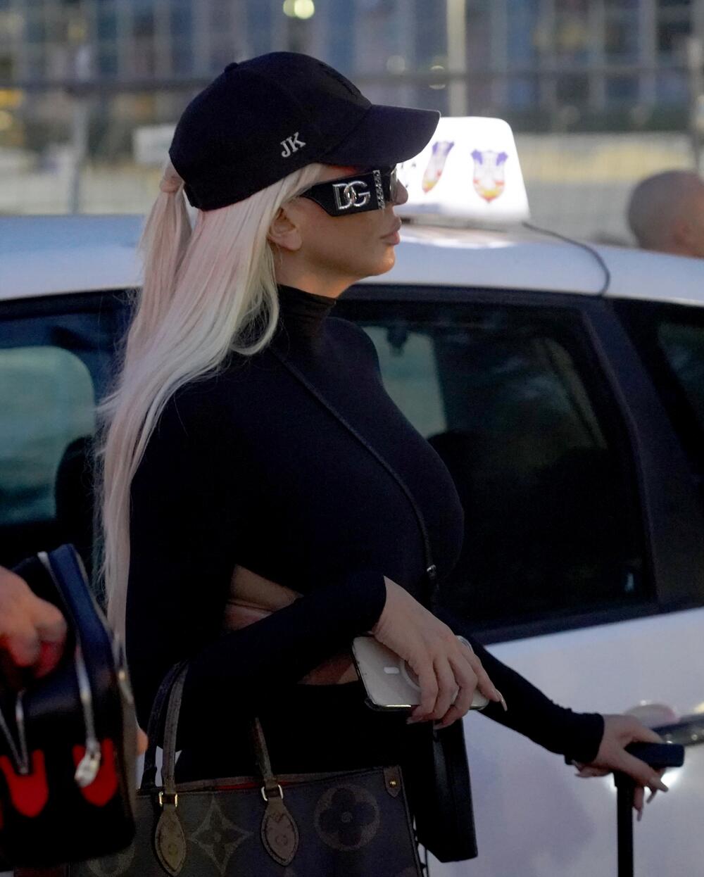 <p>Naša poznata pevačica Jelena Karleuša prepoznatljiva je po unikatnim modnim izdanjima, a jedno takvo ponela je i sada </p>