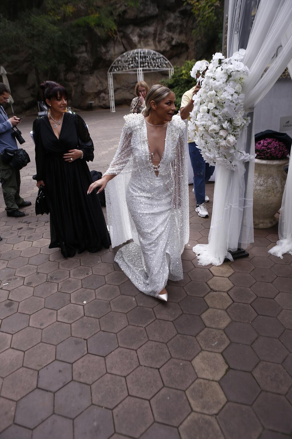 <p>Popularna pevačica Vanja Mijatović juče je sa svojim izabranikom upriličila veliko svadbeno veselje, ali ovo nije bilo tipično venčanje...</p>