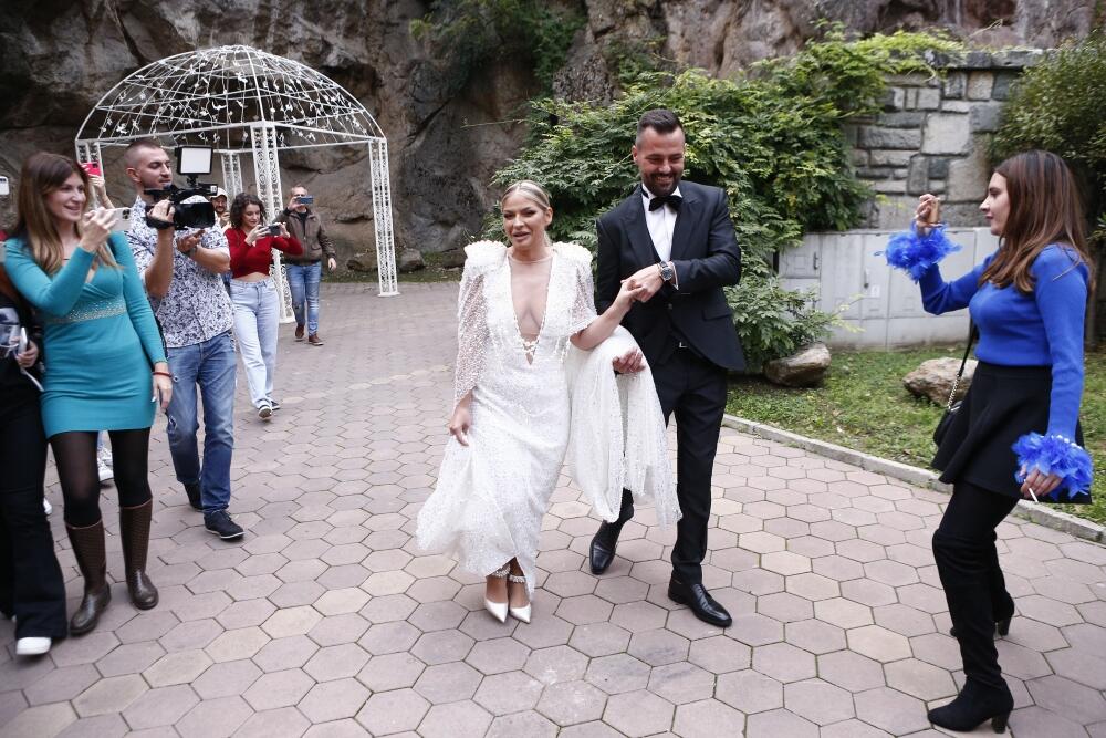<p>Popularna pevačica Vanja Mijatović juče je sa svojim izabranikom upriličila veliko svadbeno veselje, ali ovo nije bilo tipično venčanje...</p>
