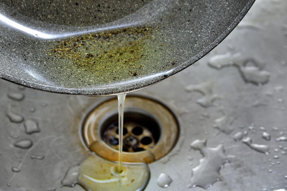 Nemojte prosipati ulje direktno u odvod sudopere, već upotrebite odličan trik!