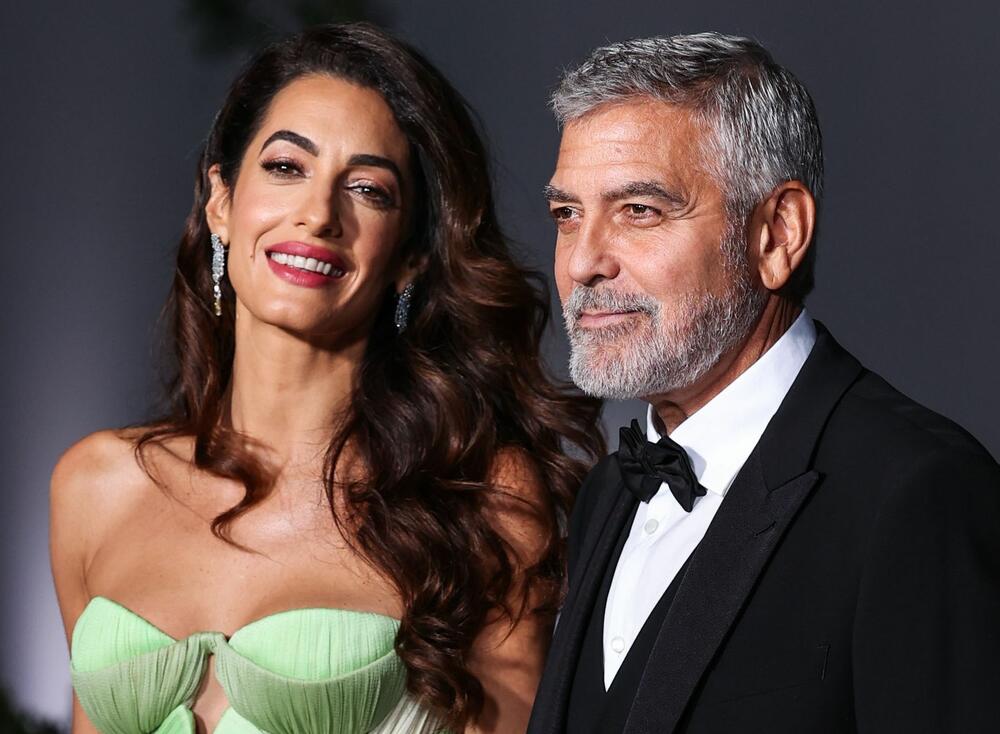 <p>Supruga Džordža Klunija ne prestaje da iznenađuje i oduševljava na crvenom tepihu, a sada je ponela nešto nesvakidašnje</p>