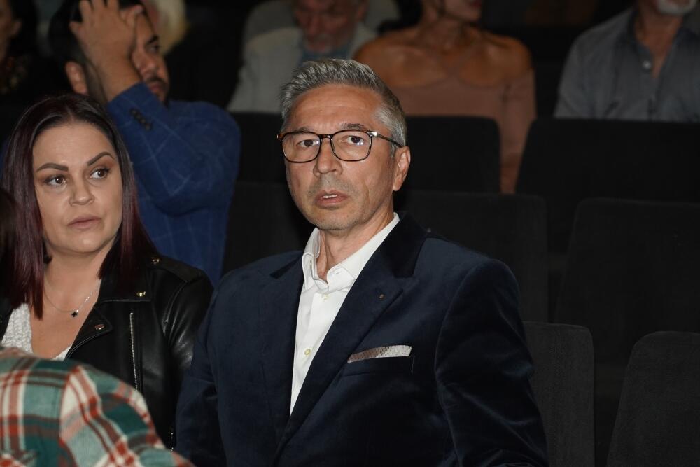 Dejan Pantelić je sa suprugom prisustvovao premijeri filma Komedija na tri sprata
