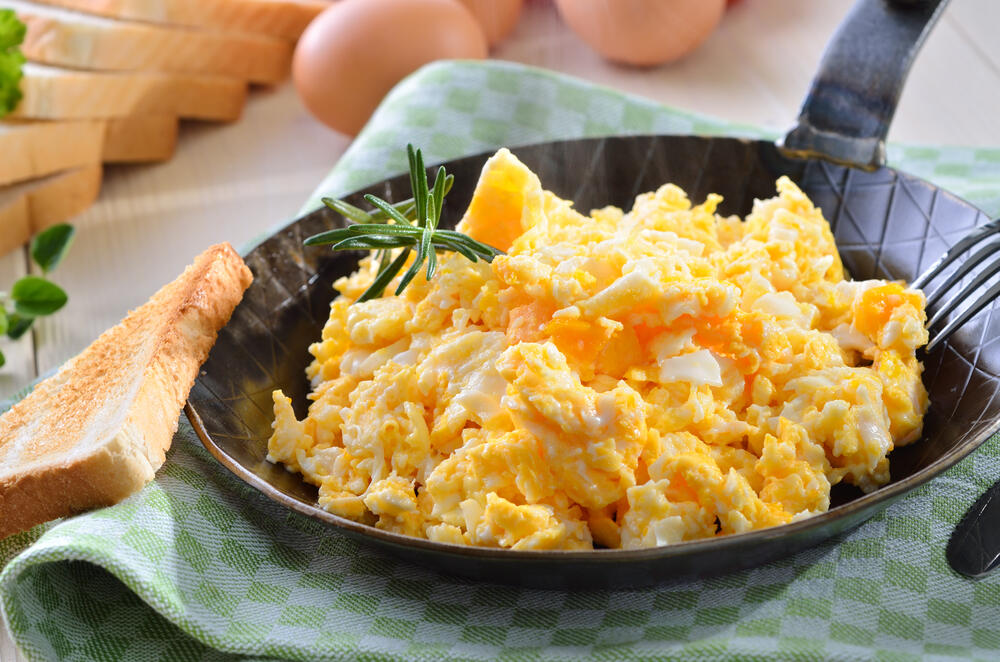 jaja je najbolje jesti u kombinaciji s drugim hranljivim namirnicama poput avokada, koji obiluje zdravim mastima