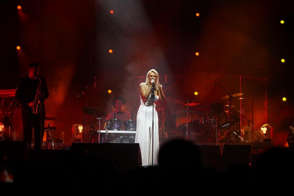 <p>Pevačica šansona <strong>Lara Fabian</strong>, održala je koncert u Beogradu, a pre nje je nastupala naša džez diva <strong>Lena Kovačević</strong>.</p>