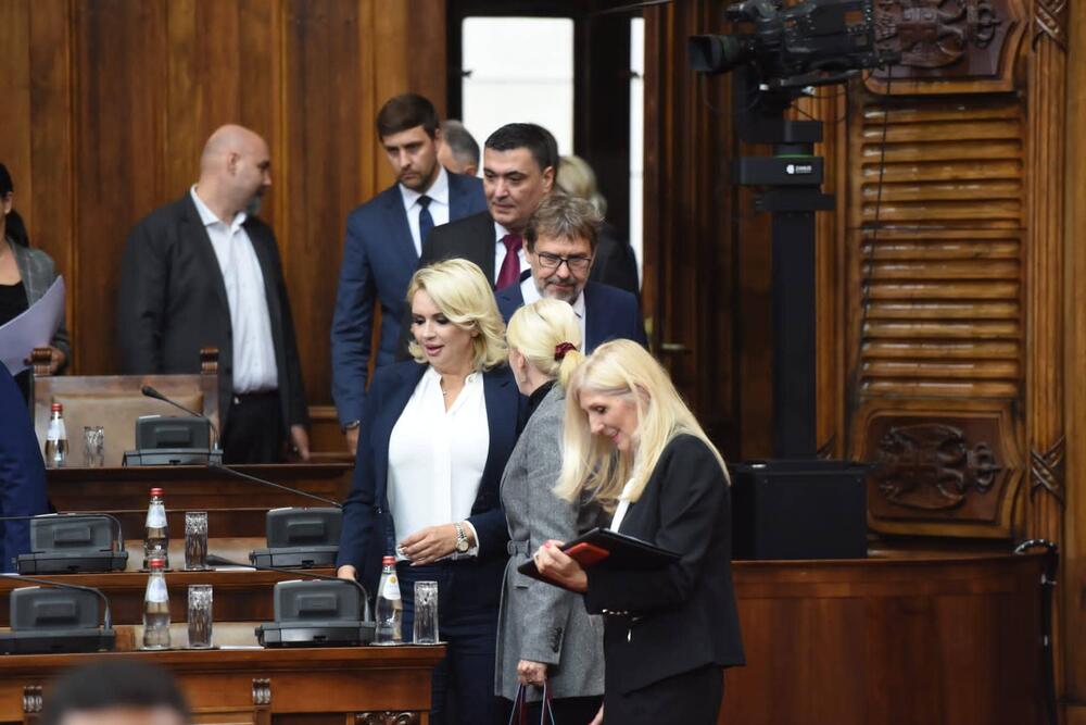 <p>Nova Vlada je sastavljena, a na današnjoj sednici Skupštine Srbije, ministarke su privukle pažnju.</p>