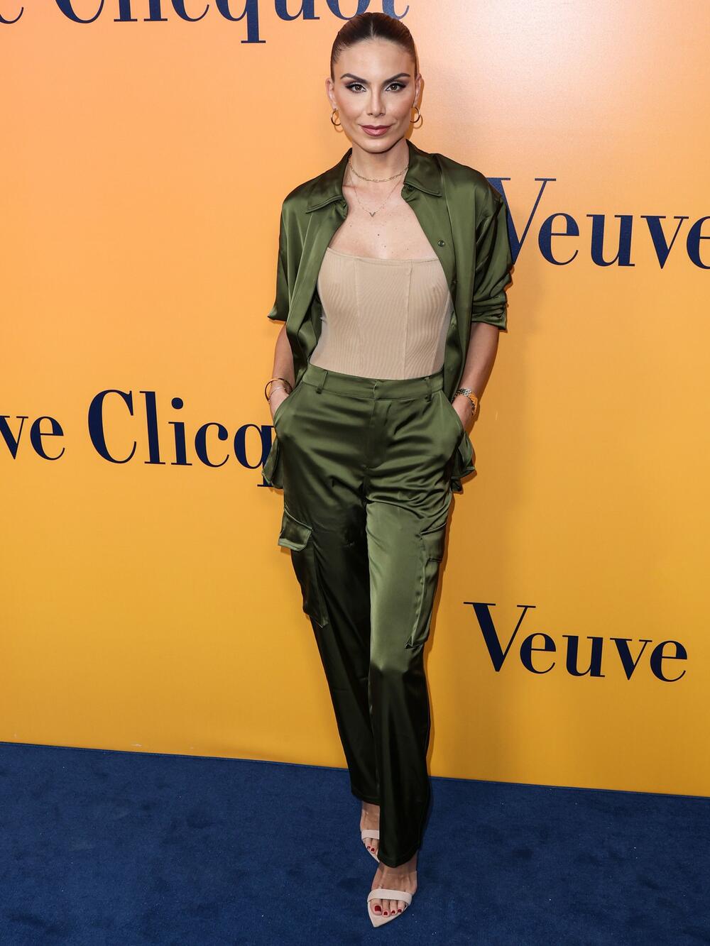<p>Glumica i voditeljka Nina Seničar se na "Vanity Fair" žurci pojavila u izazovnoj zelenoj haljini.</p>