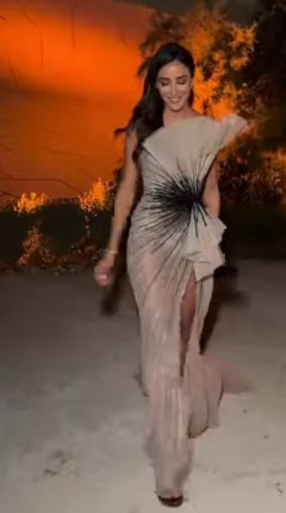<p>Romantična, otmena, ženstvena, bajkovita, magični glamur... Sve ovo i mnogo više je haljina kojom je Tamara Kalinić još jednom pokazala da nije slučajno jedna od najvećih svetskih trendseterki!</p>