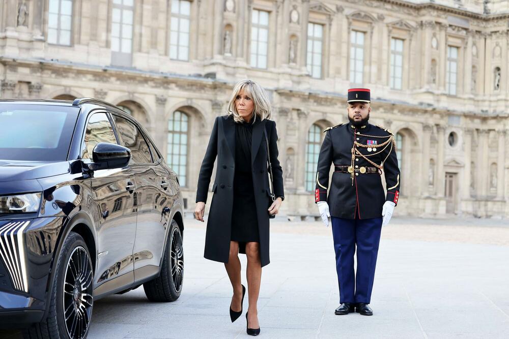 <p>Dušebrižnici se čude što prva dama Francuske i dalje nosi kratke suknje i haljine, ali kada vidite kako ona izgleda u njima – nije ni čudo što im je odana</p>