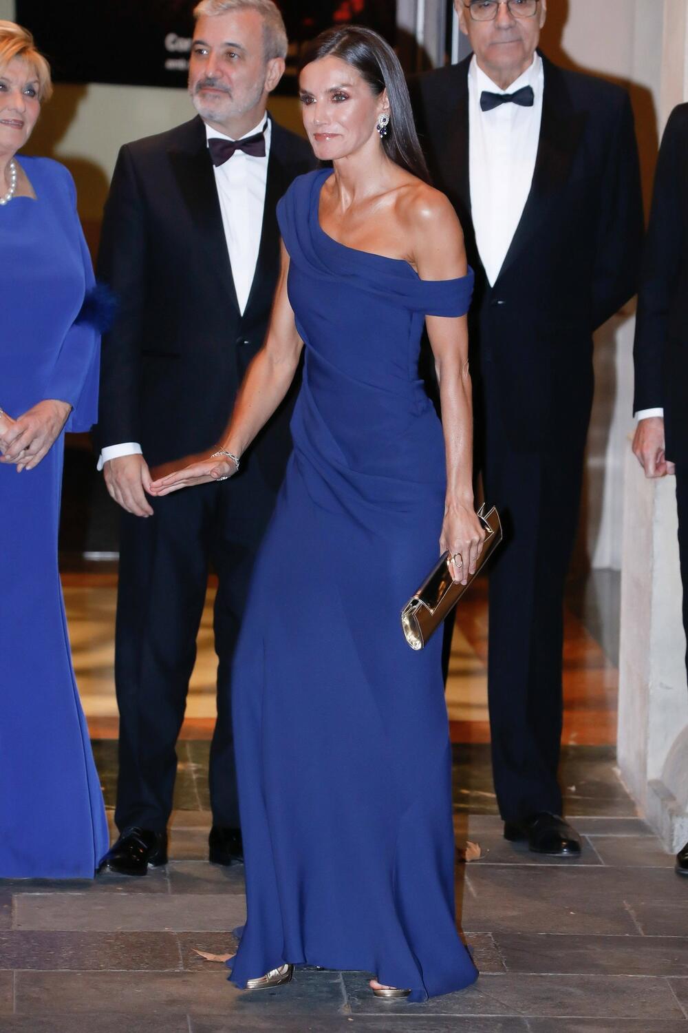 <p>Drapirana haljina koja čini da struk izgleda uže, a čitava figura zamamnije, izbor je španske kraljice za jedan poseban događaj</p>