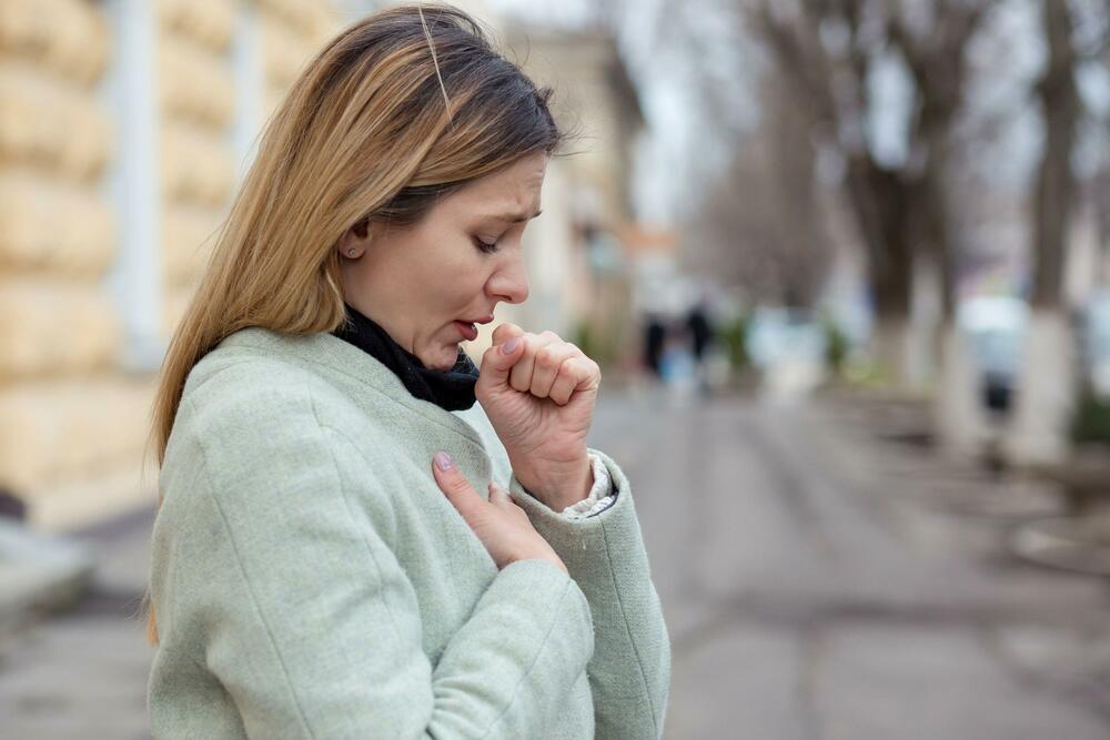 Kašalj je čest pratilac simpotoma zdravstvenih stanja koja izazivaju bol u grudima pri disanju