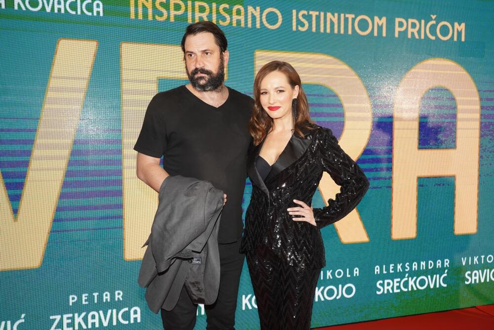 <p>Uvek nasmejana glumica Jovana Stojiljković sinoć je još jednom pokazala zbog čega se stilom izdvaja iz mora sličnih stajlinga čak i kad bira klasiku</p>