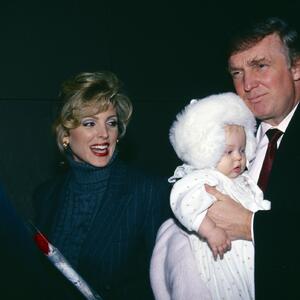 Fotografijom s Melanijom na venčanju svoje ćerke pokrenula lavinu: Ko je ZABORAVLJENA druga supruga Donalda Trampa?