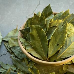 Stavite izdrobljen lovorov list na odvod i iznenadićete se: Kuhinjski trik koji ćete sigurno probati već danas