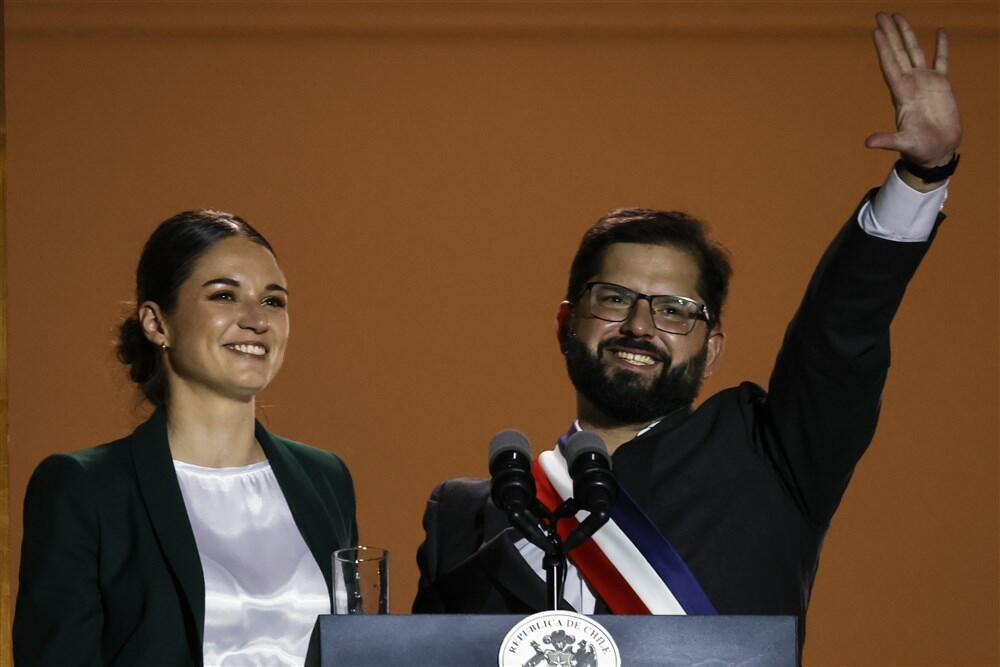 <p>Kada je mlad političar hrvatskog porekla postao predsednik Čilea, ubrzo je otkriveno da je i njegova životna saputnica lepotica balkanskog porekla</p>