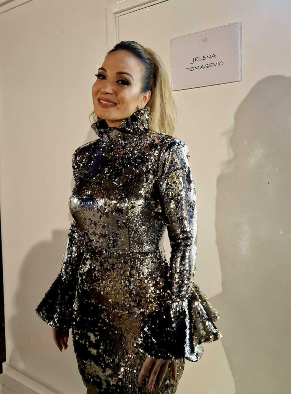 <p>Ove večeri lepa pevačica Jelena Tomašević zasenila je više od 20.000 ljudi na velikom koncertu u Abu Dabiju</p>