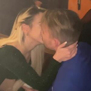 Uprkos protivljenju porodice – VERIDBA! Pevač iz Zvezda Granda zaprosio devojku u romantičnoj atmosferi (VIDEO)