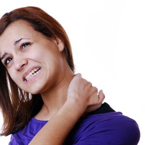 Reagujte NA VREME i PREDUHITRITE veće ZDRAVSTVENE PROBLEME: Otarasite se bolova u vratu na OVAJ način!