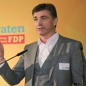 Bili su najmoćniji par Bundestaga, a sada je ostavio: Nemački političar u centru skandala zbog veze sa PORNO ZVEZDOM