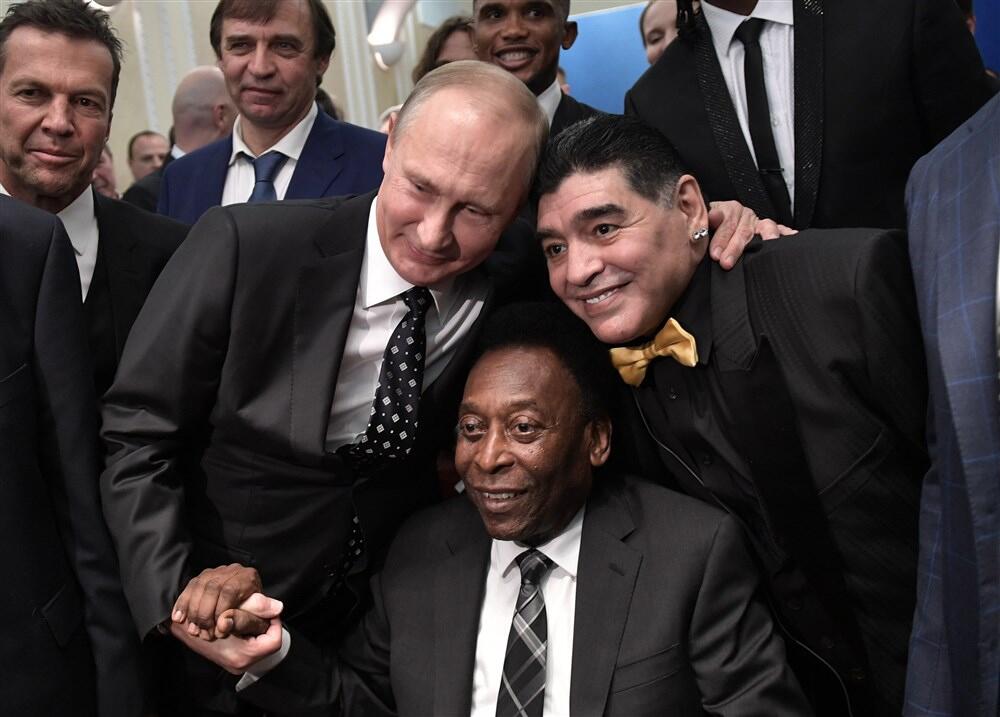 Predsednik Ruske Federacije Vladimir Putin, nekadašnji argentinski fudbaler Dijego Armando Maradona i bivši brazilski fudbaler Pele na žrebu za SP 2018.