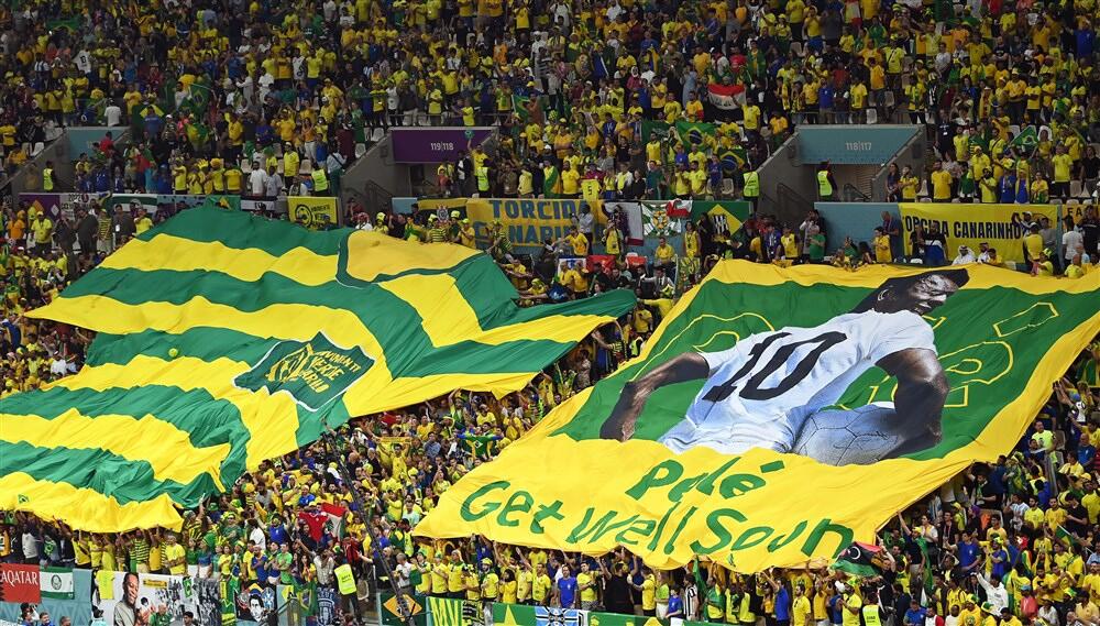 Poruka podrške Peleu od navijača na utakmici Kamerun-Brazil na Svetskom prvenstvu u Kataru 2. decembra 2022.