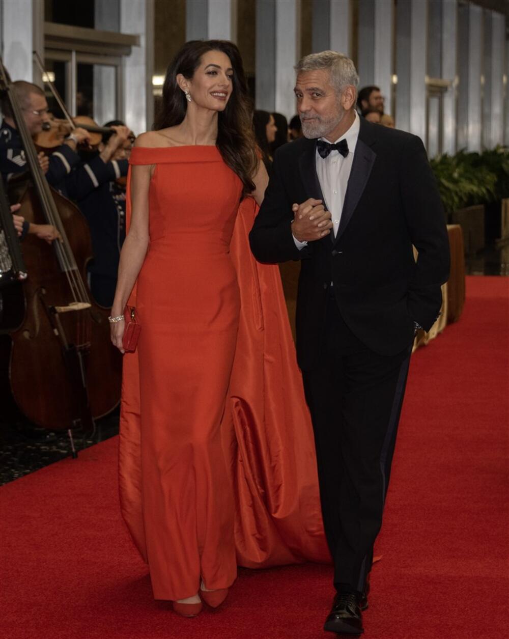Elegantna odevna kombinacija Amal Kluni za crveni tepih