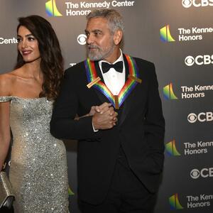 Šta li je rekla Amal? Džulija Roberts se pojavila u haljini ukrašenoj – fotografijama Džordža Klunija!