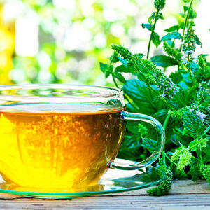Najbolji čaj za stomačne probleme: Skoro je besplatan, a pomaže kod dijareje, nadimanja, gasova, bolova...