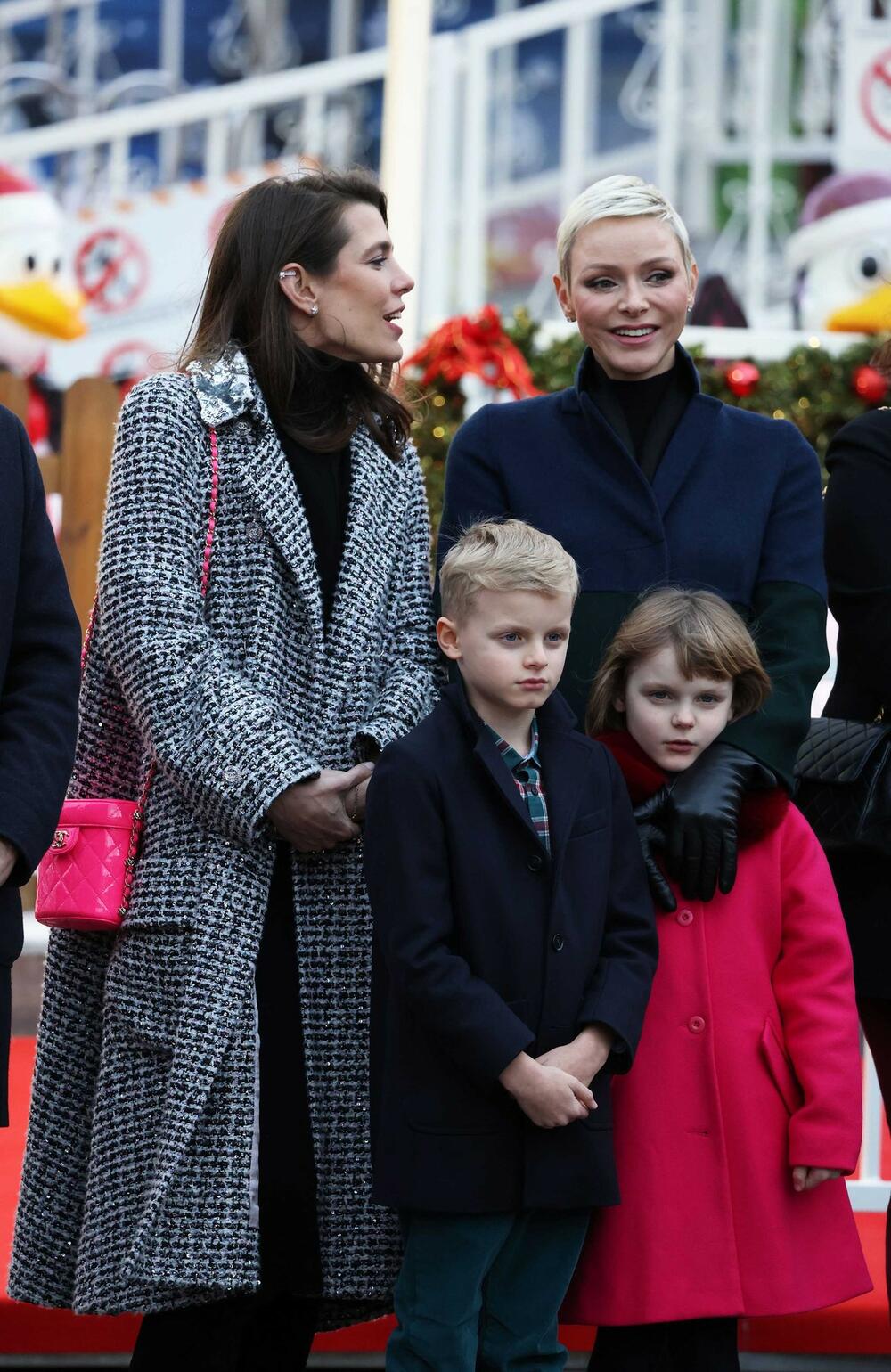 <p><strong>Princeza Šarlin</strong> je sa svojim blizancima otišla u božićno selo i ispoštovala tradiciju.</p>