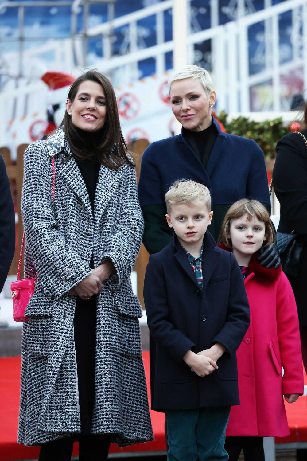 <p><strong>Princeza Šarlin</strong> je sa svojim blizancima otišla u božićno selo i ispoštovala tradiciju.</p>