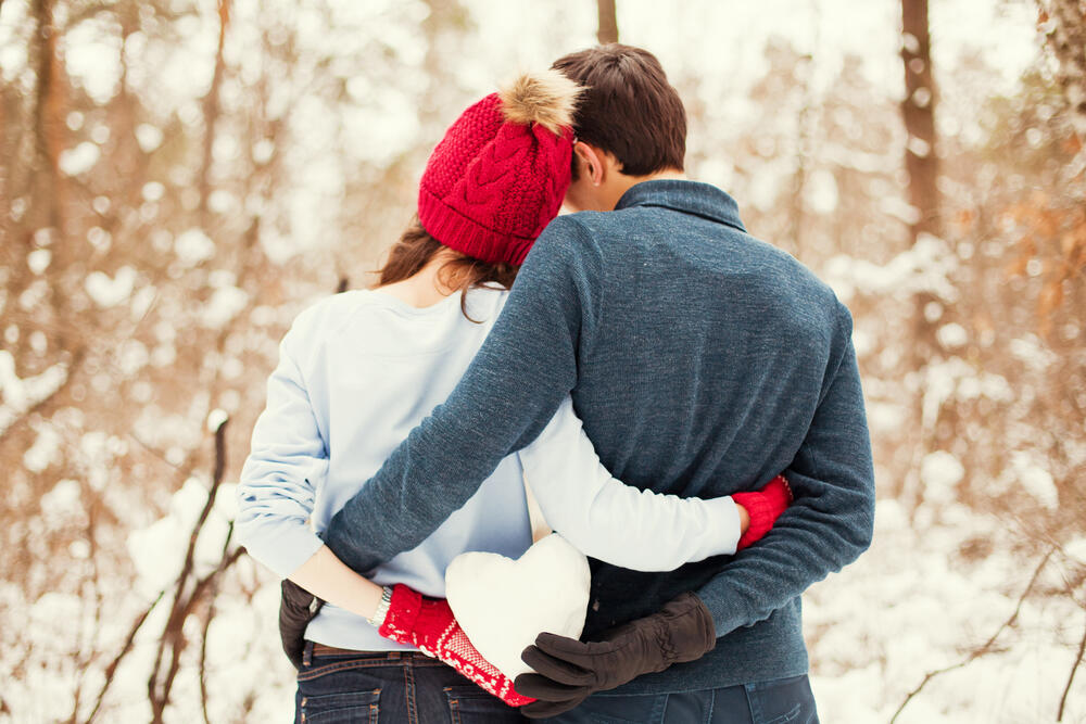 Zaljubljeni par uživa u zimskim čarolijama