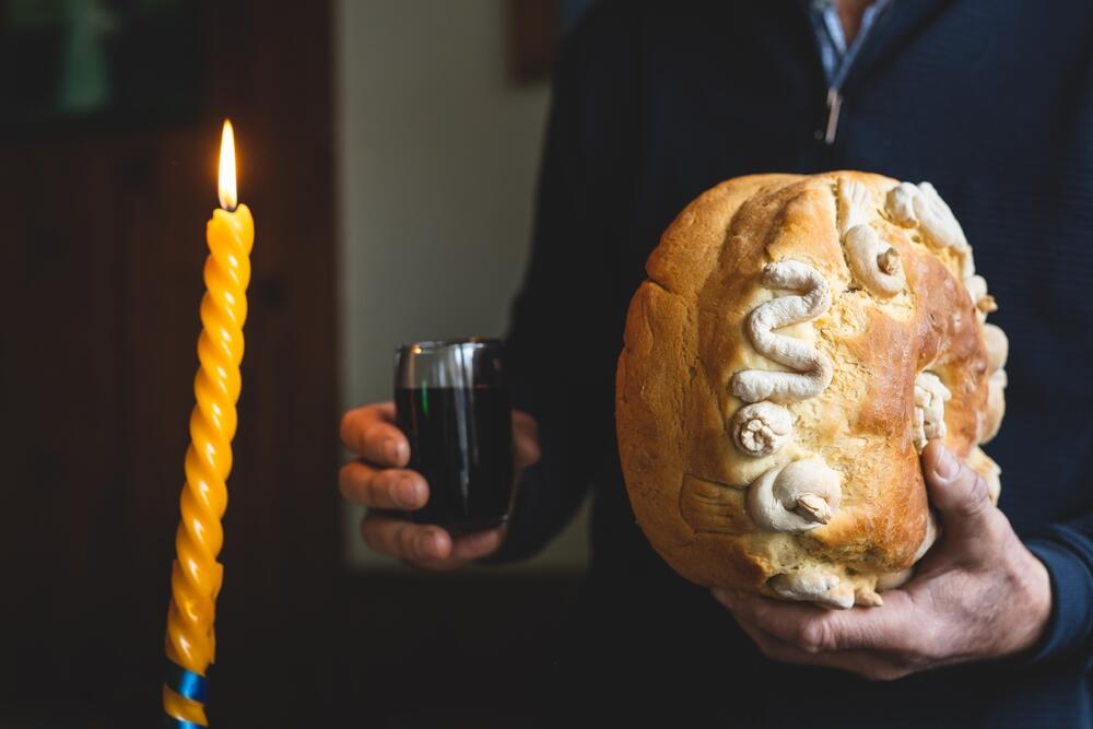 Slavska sveća, vino i kolač nezaobilazan su deo obeležavanja krsne slave