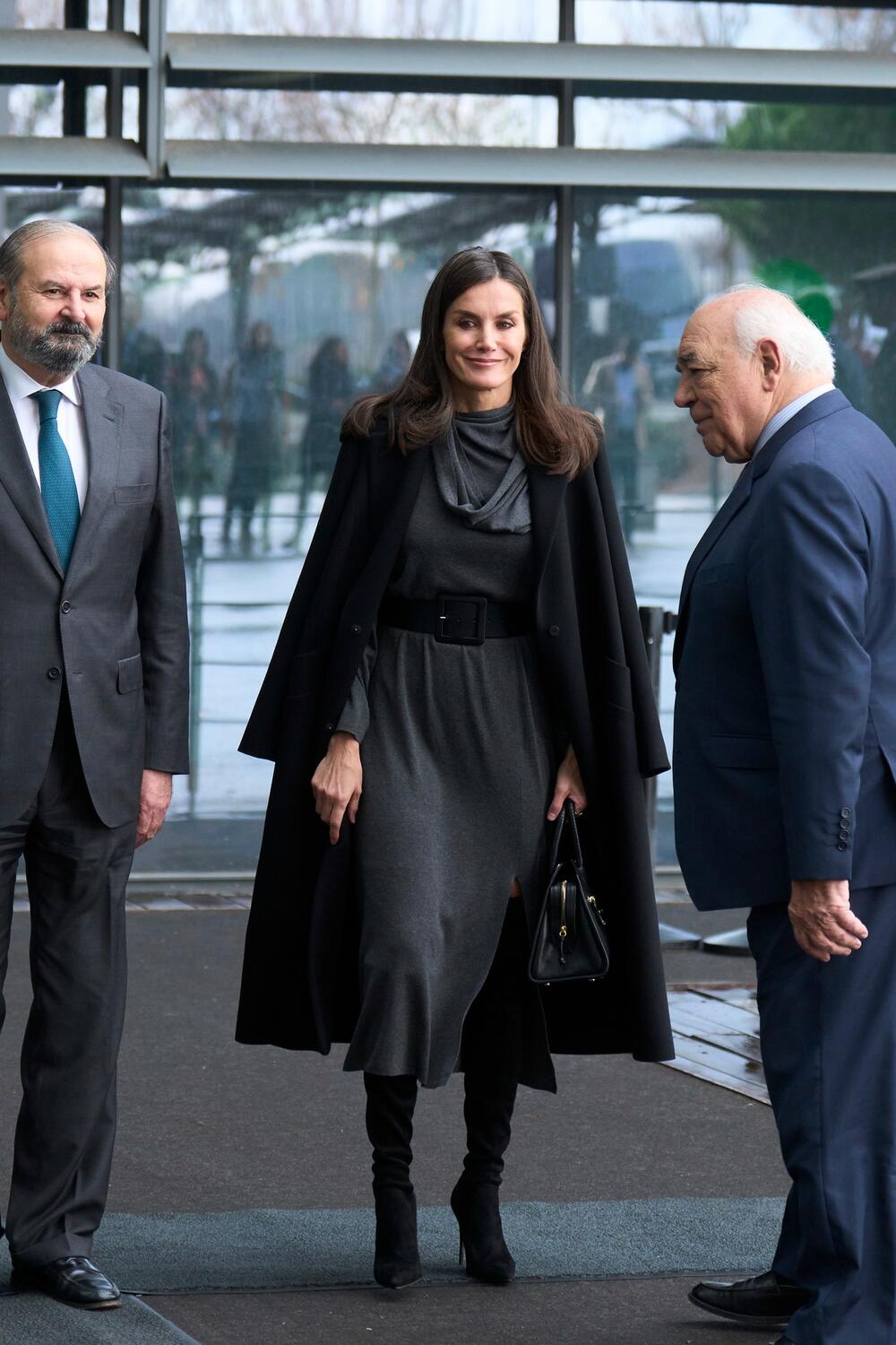 <p>Španska kraljica prava je umetnica u poslovnom stilu, a sada je pokazala još jednu praktičnu odevnu kombinaciju koju možete da kopirate iako niste plemkinja</p>