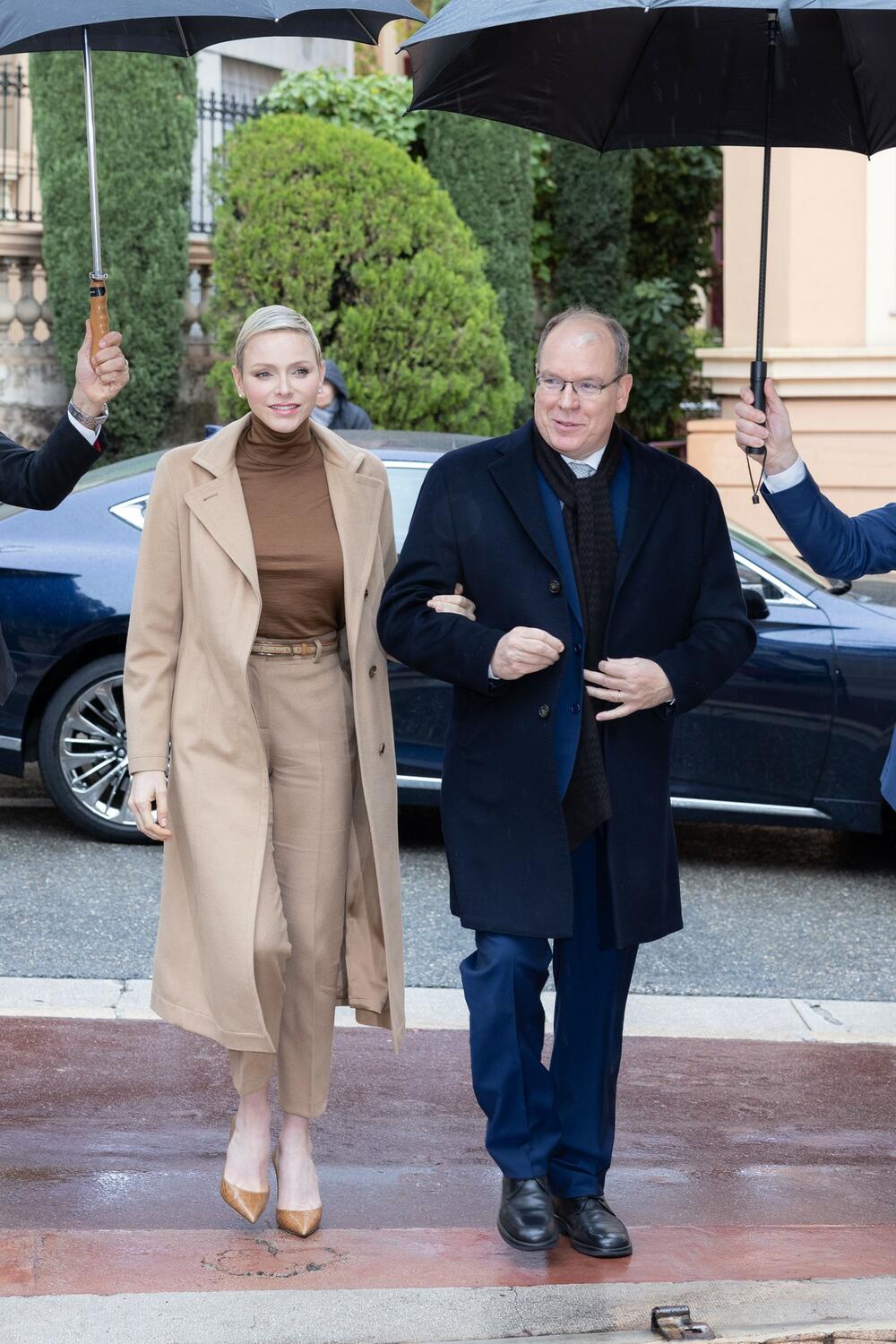 Princeza Šarlin od Monaka dodala je tamnobraon boju svom kamel stajlingu