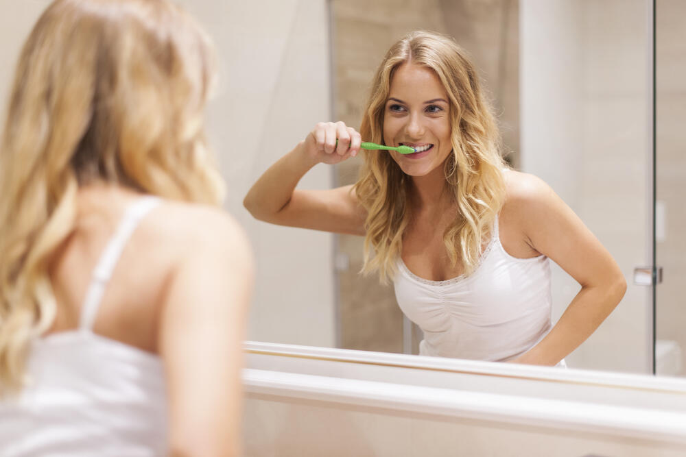 Ako inače perete zube desnom rukom, pokušajte da koristite levu neko vreme da biste razbili rutinu