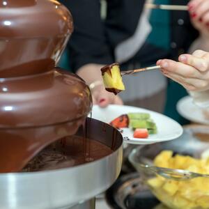 Za slatko i nezaboravno okupljanje: Mini čokoladna fontana je idealan dodatak za druženja