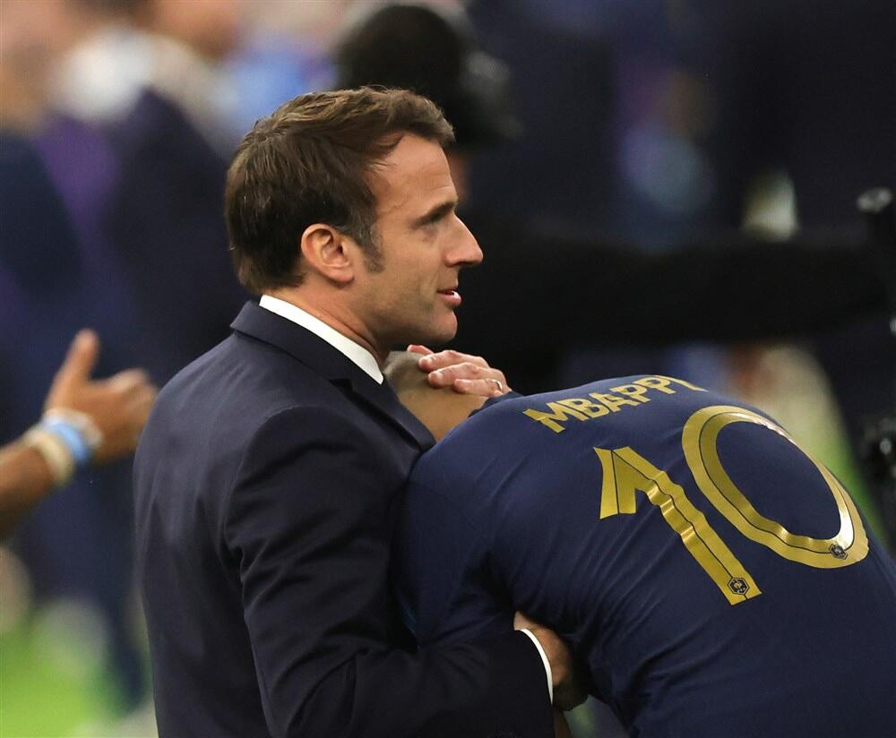 <p>Francuski predsednik Emanuel Makron bio je sinoć jedan od zapaženijih nakon finala Svetskog prvenstva u Kataru, i to ne iz najboljih razloga...</p>