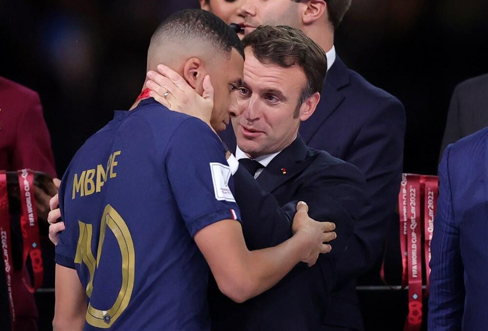 <p>Francuski predsednik Emanuel Makron bio je sinoć jedan od zapaženijih nakon finala Svetskog prvenstva u Kataru, i to ne iz najboljih razloga...</p>
