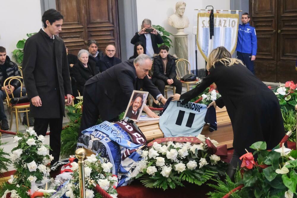 <p>Legendarni <strong>Siniša Mihajlović</strong> je sahranjen u Rimu, a na večni počinak su ga ispratila brojan velika imena srpske i italijanske javnosti.</p>