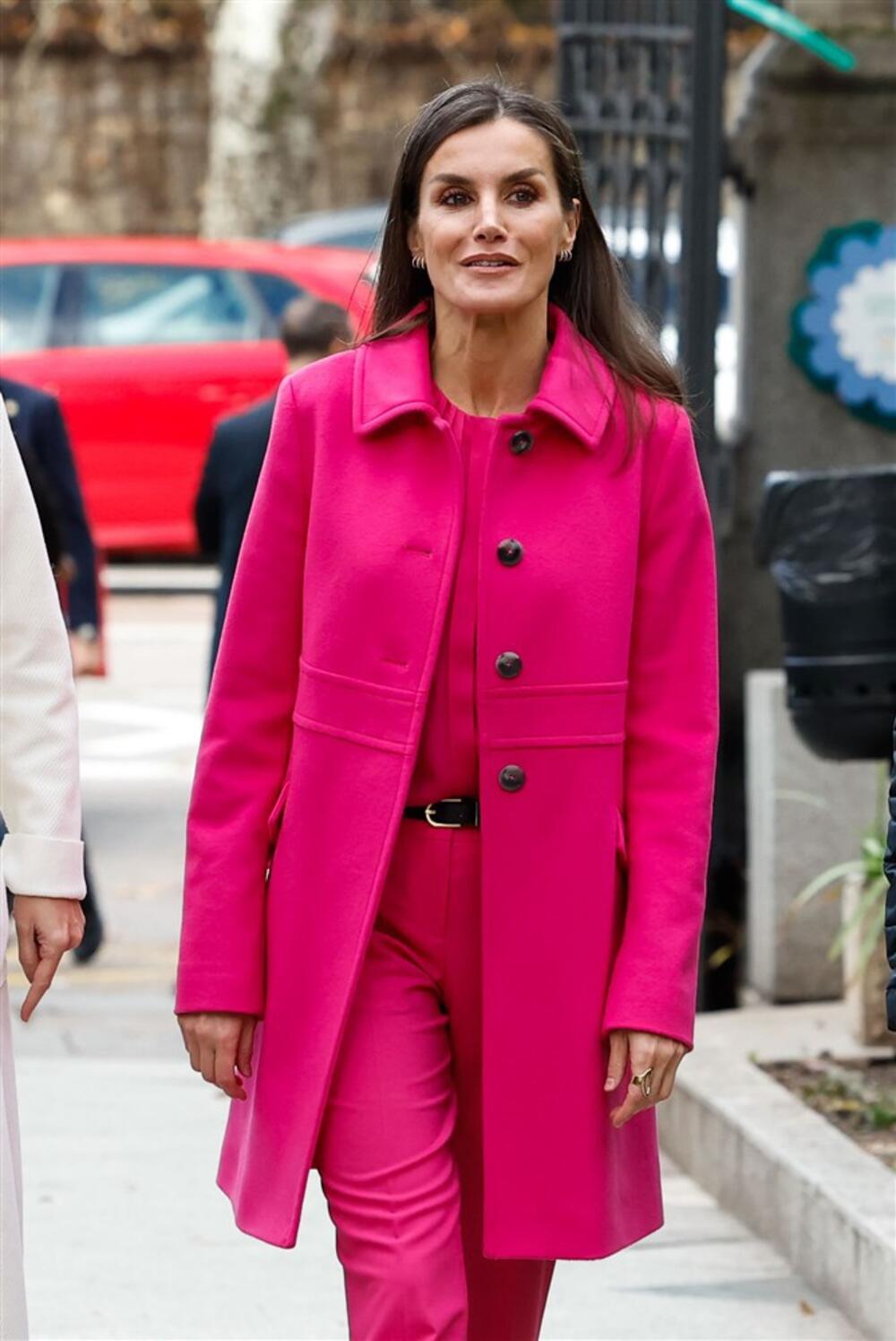 Španska kraljica Leticija u pink kaputu brenda  Hugo Boss
