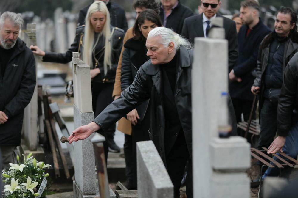<p><strong>Milan Laća Radulović</strong> je sahranjen na Novom groblju u Beogradu.</p>