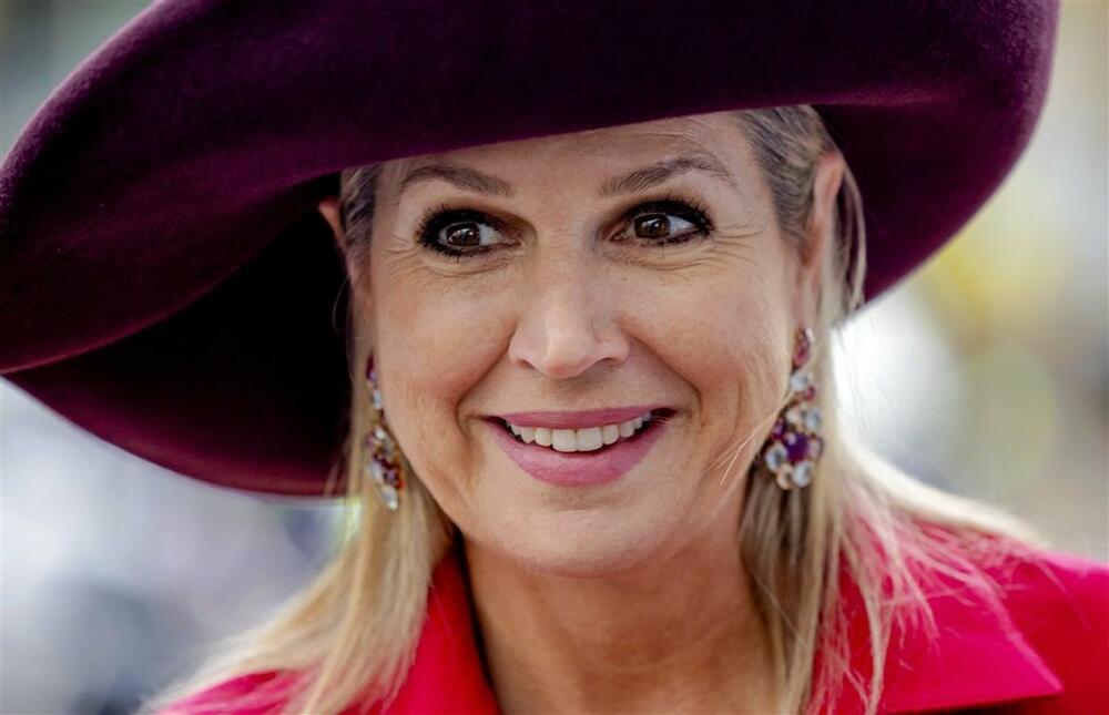 Kraljica Maksima od Holandije često nosi odeću burgundi boje