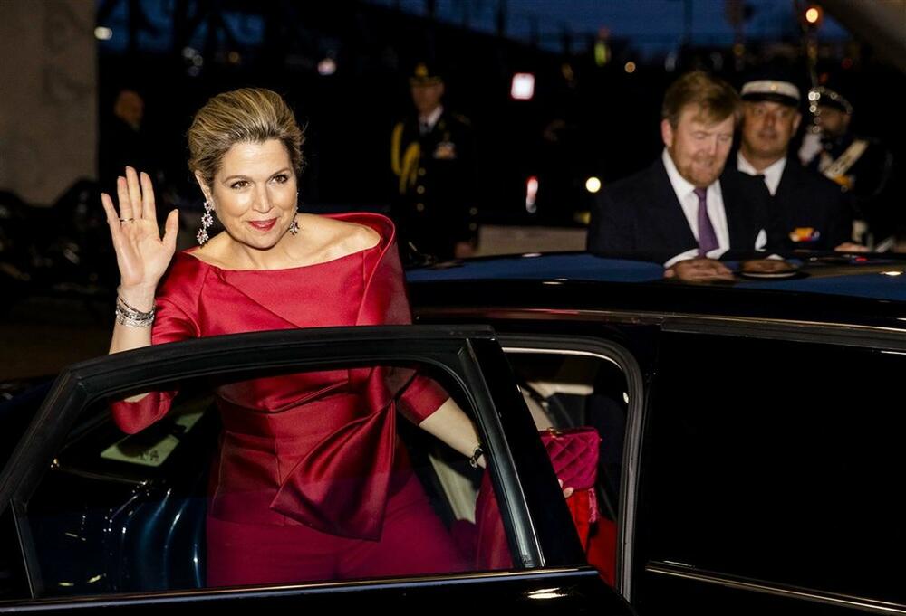 Kraljica Maksima od Holandije često nosi odeću burgundi boje