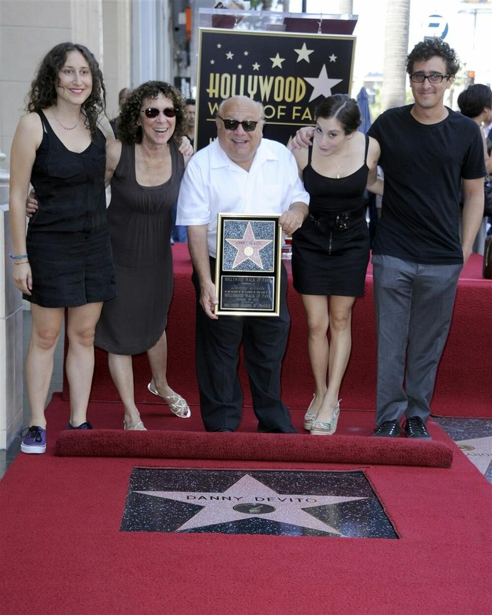 Glumac Deni Devito s porodicom na svečanom događaju povodom otkrivanja njegove zvezde na Bulevaru slavnih