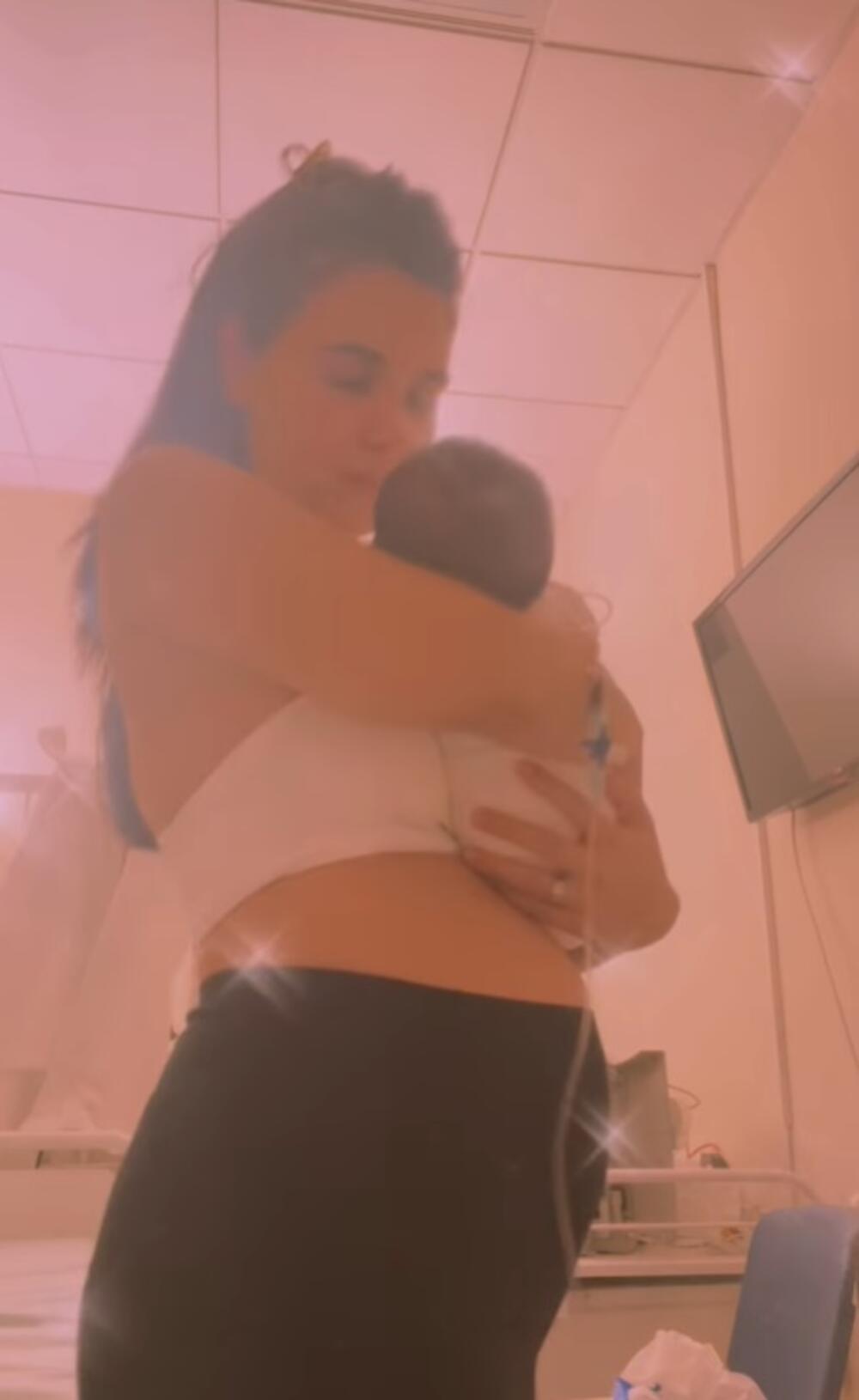 Aleksandra sa bebom u bolnici