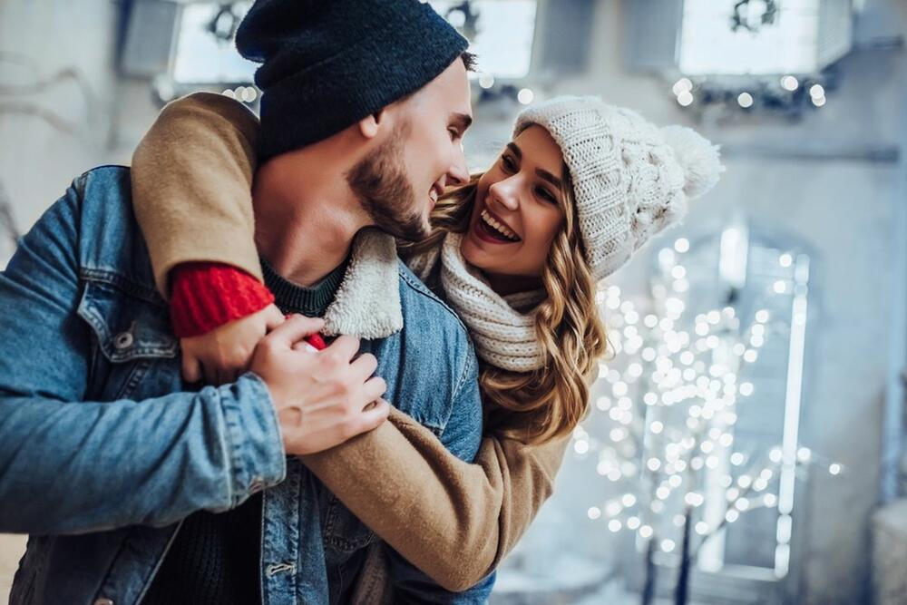 Zaljubljeni par u uživa u zimskoj čaroliji