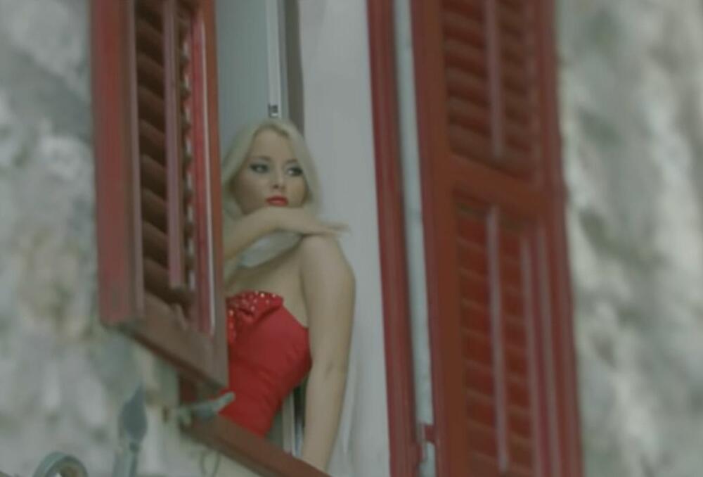 Ivana u Bajinom spotu za pesmu "Mokra do kože"