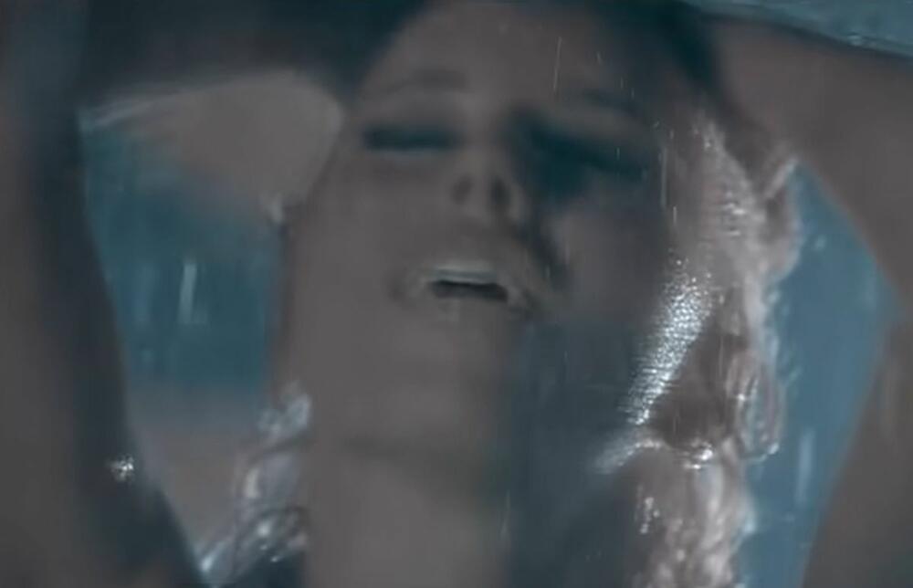 Ivana u Bajinom spotu za pesmu "Mokra do kože"